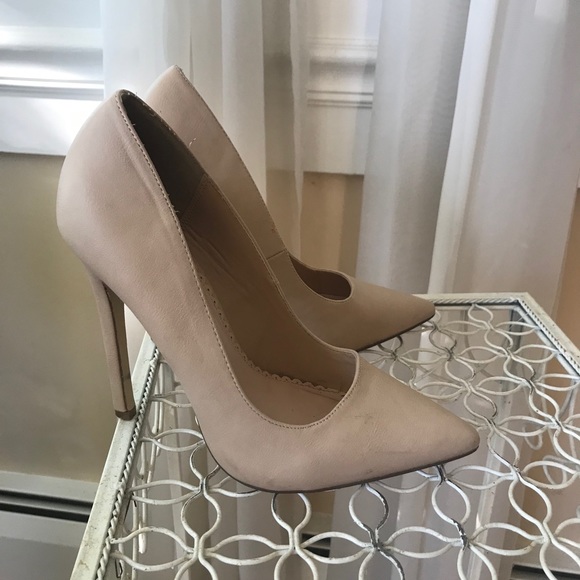Shoes - Tan pumps size 7